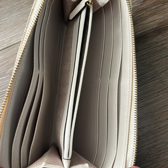 Michael Kors White Zip Wallet - Picture 3 of 7